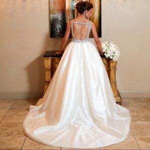 Paulette Calla Blanche and cathedral veil